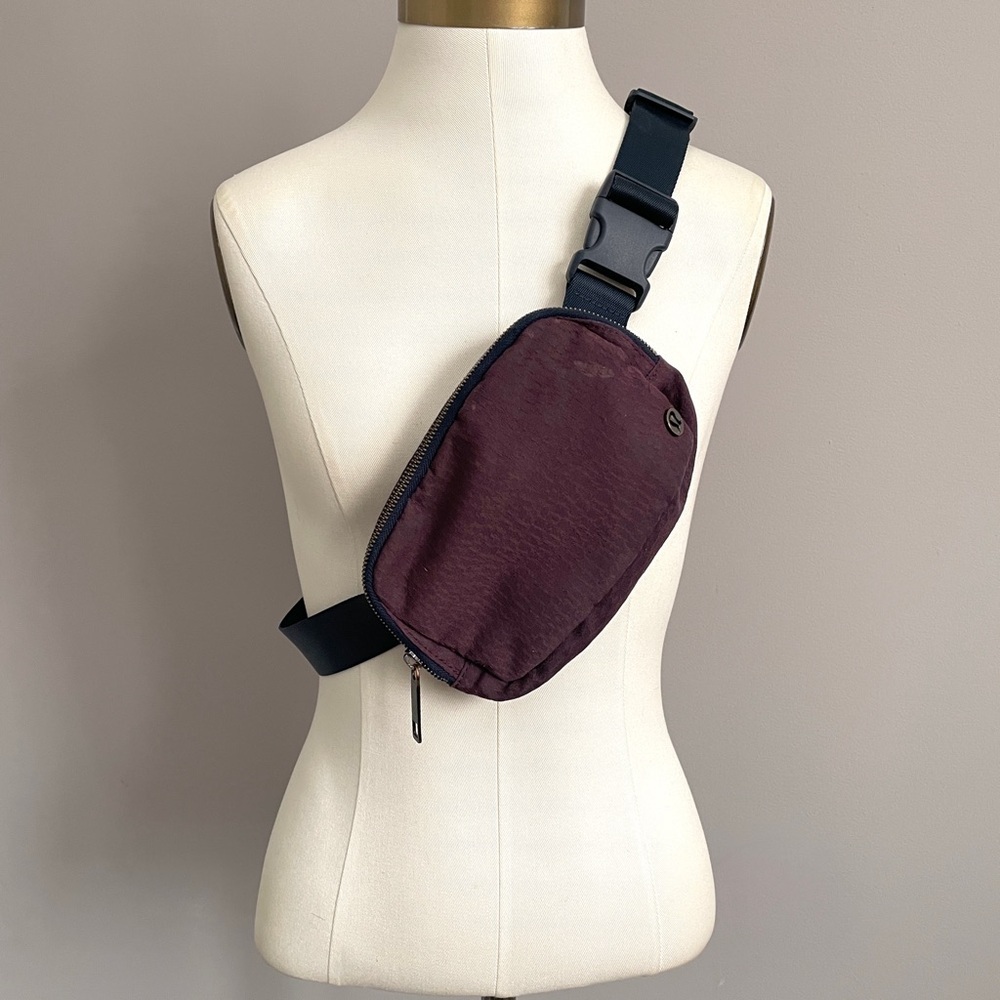 Lululemon Everywhere Belt Bag 1L Stacked Jacquard Black Cherry Nocturnal Teal - Picture 9 of 10